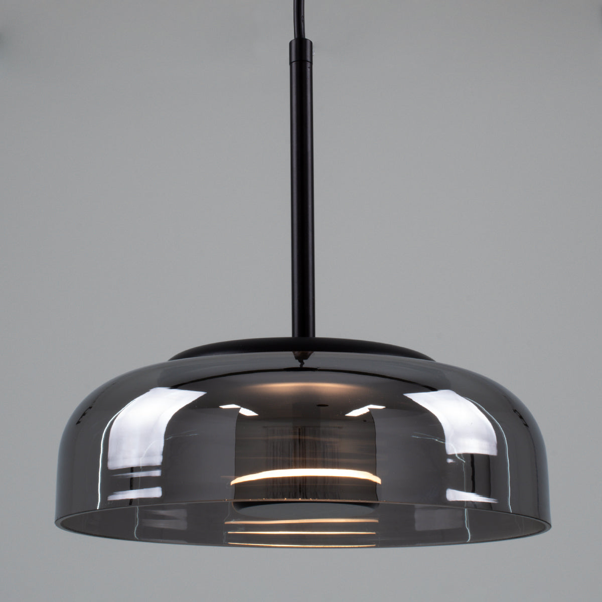 GloboStar® CHARLOTTE 00743 Μοντέρνο Κρεμαστό Φωτιστικό Καμπάνα CREE LED 5W 500lm 180° AC 85-265V IP20 Θερμό Λευκό 2700K Ασημί Γυαλί με Μαύρο Μέταλλο Μ23 x Π23 x Υ23cm - 2 Xρόνια Εγγύηση - ledmania.gr