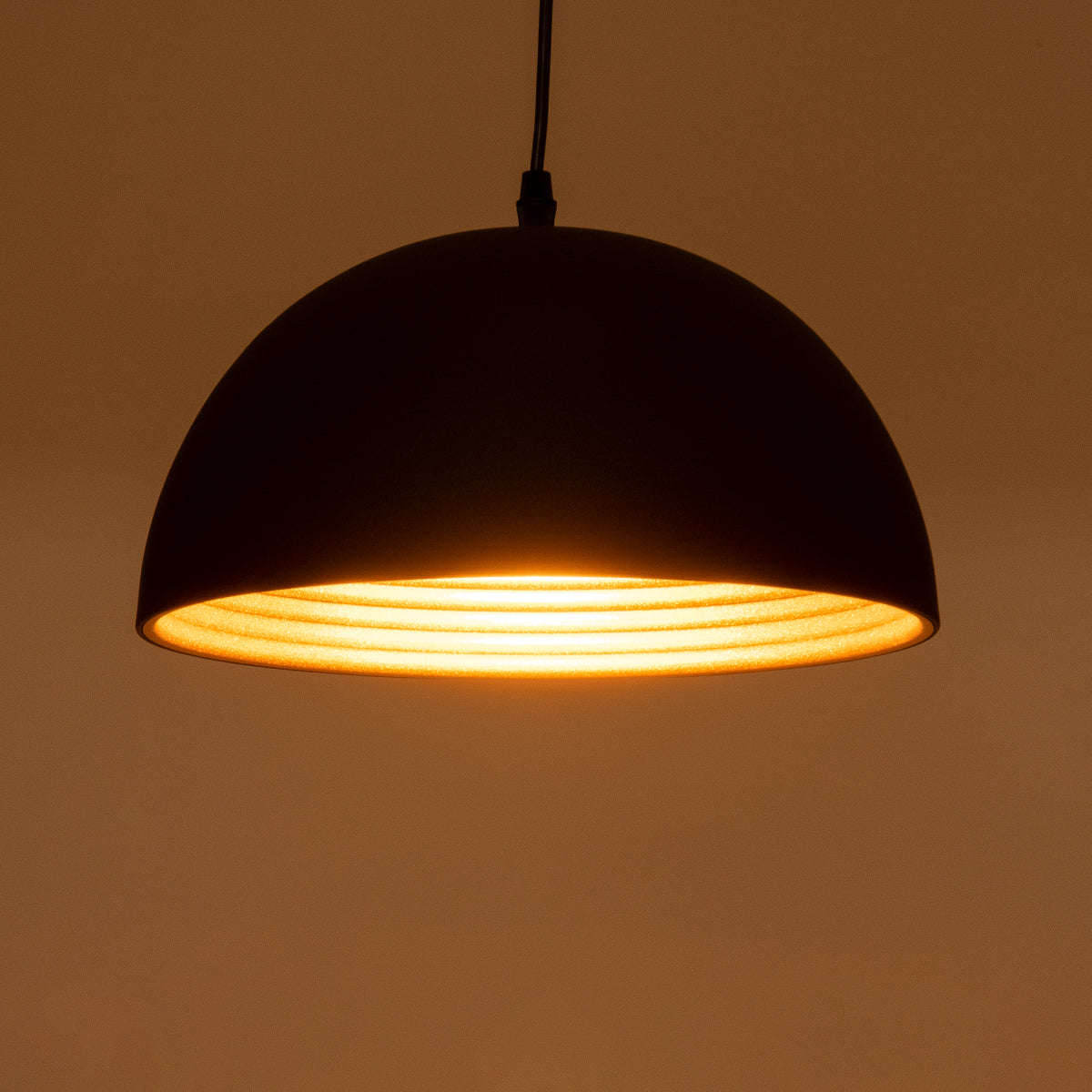 GloboStar® MEDEA 01004 Μοντέρνο Κρεμαστό Φωτιστικό Καμπάνα Μονόφωτο 1 x E27 IP20 Μαύρο & Χρυσό Μέταλλο - Μ30 x Π30 x Y16cm - ledmania.gr