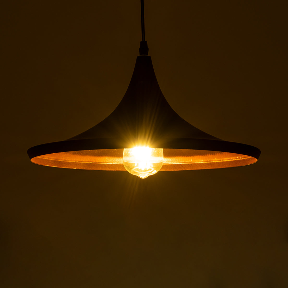 GloboStar® SHANGHAI 01025-B Μοντέρνο Κρεμαστό Φωτιστικό Καμπάνα Μονόφωτο 1 x E27 IP20 Μαύρο & Χρυσό Μέταλλο - Μ37 x Π37 x Υ20cm - ledmania.gr