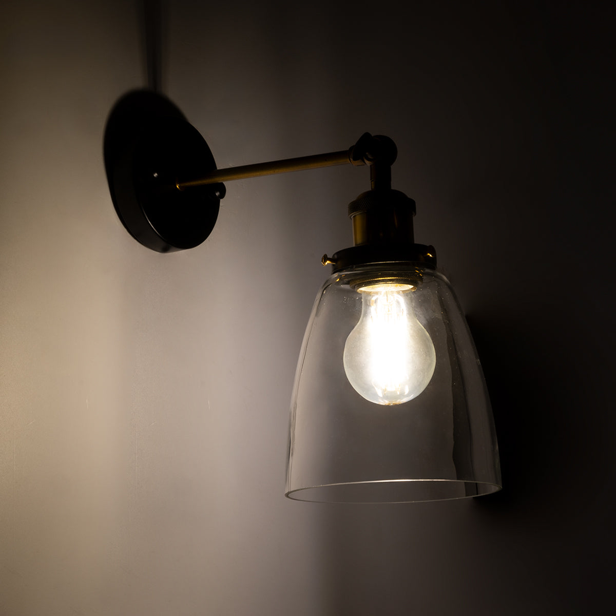 GLOBOSTAR® LYDIA 01071 Vintage Φωτιστικό Τοίχου - Απλίκα με Ντουί 1 x E27 AC 220-240V IP20 - Μαύρο & Χρυσό - Μ14 x Π26 x Υ30cm - ledmania.gr