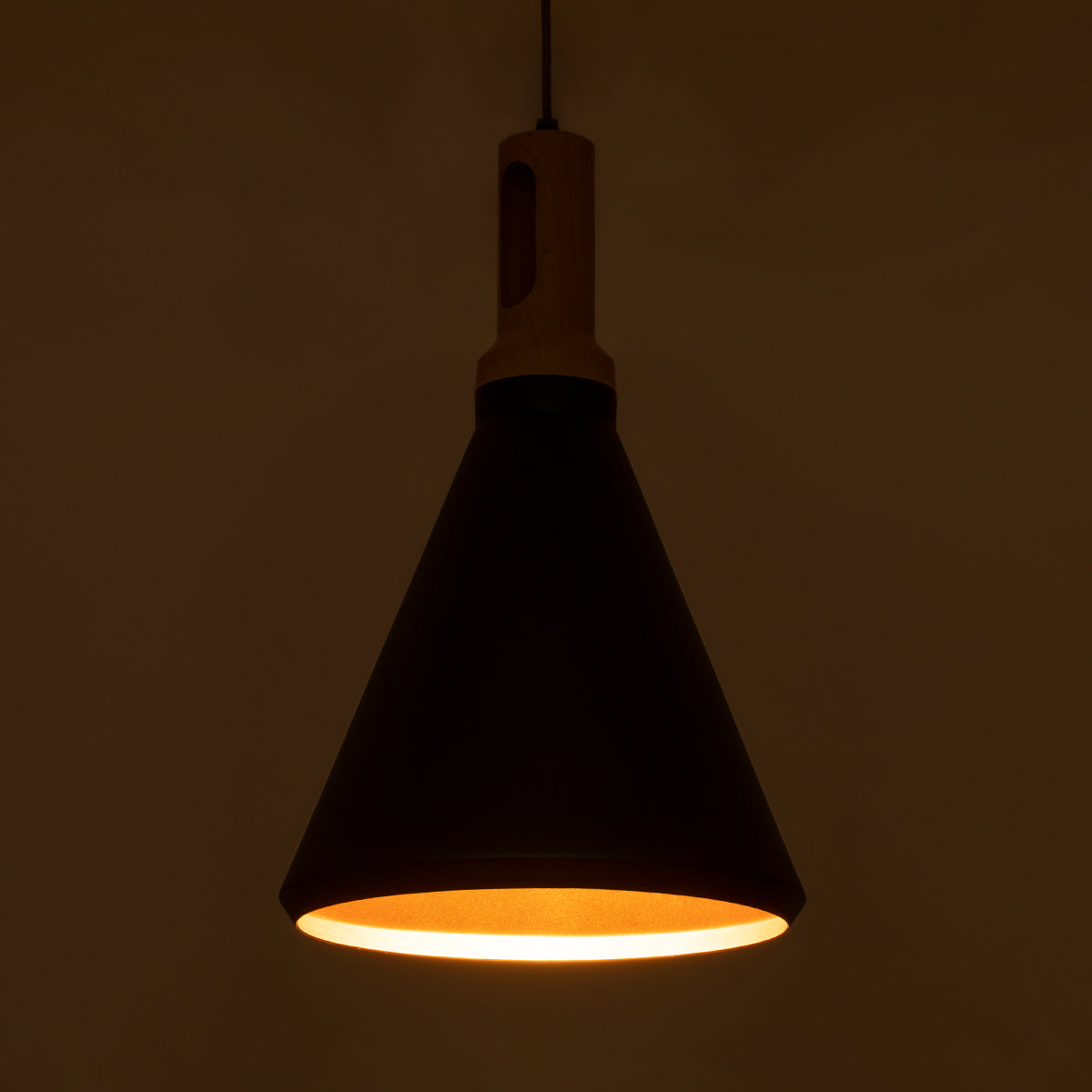 GloboStar® CALYPSO 01334-C Μοντέρνο Κρεμαστό Φωτιστικό Οροφής Μονόφωτο 1 x E27 Μαύρο - Χρυσό Μεταλλικό με Ξύλινη Βάση Καμπάνα Φ25 x Υ40cm - ledmania.gr