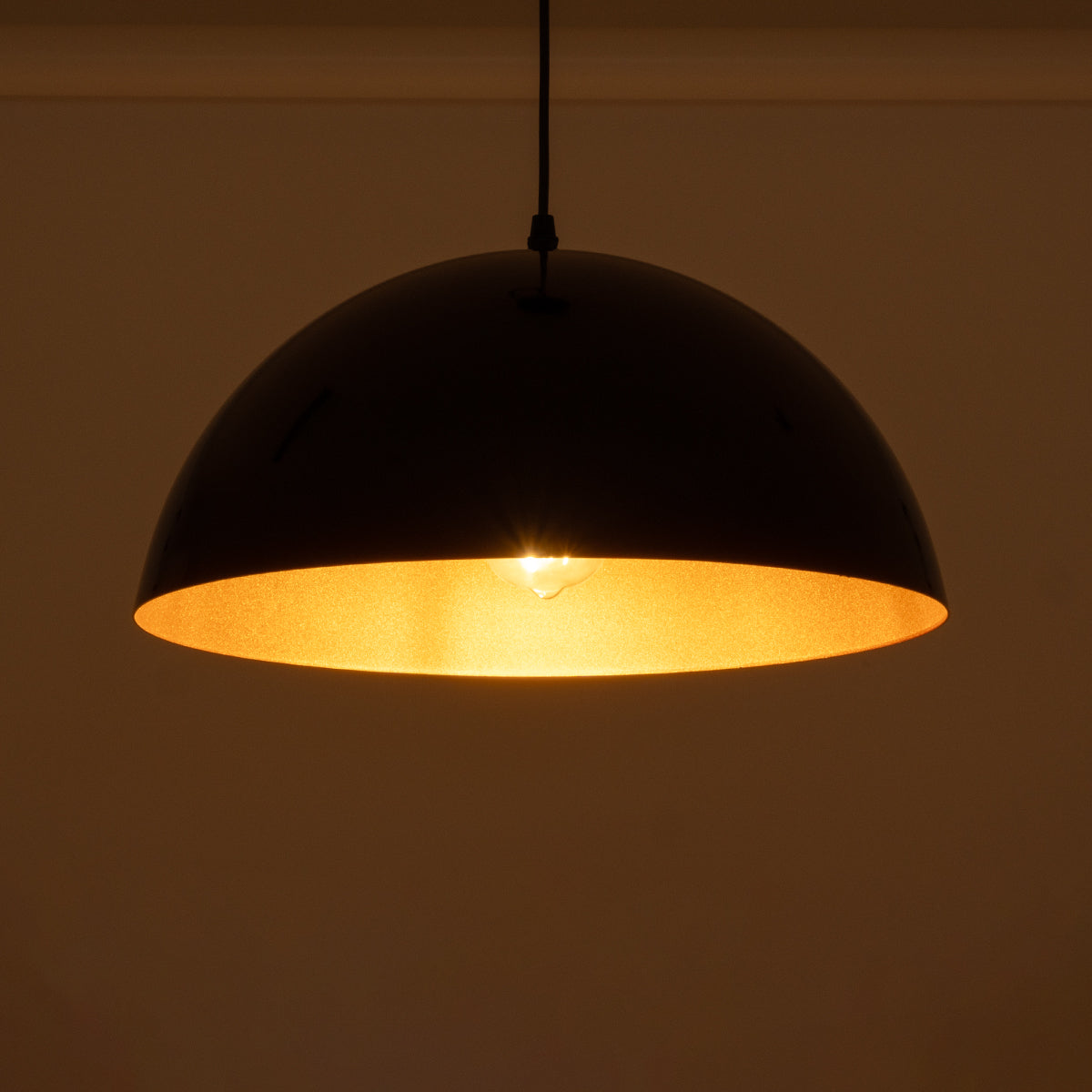 GLOBOSTAR® LUNE 01341 Μοντέρνο Κρεμαστό Φωτιστικό Οροφής με Ντουί 1 x E27 AC 220-240V IP20 - Μαύρο & Χρυσό - Μ40 x Π40 x Υ20cm