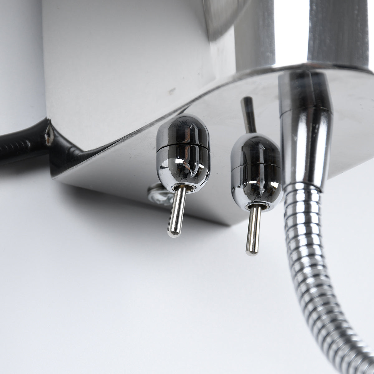 GloboStar® ELEGANT 01493 Μοντέρνο Επιτοίχιο Φωτιστικό Απλίκα με LED Βραχίονα Δίφωτο 1 x E27 IP20 Λευκό Ύφασμα με Ασημί Μέταλλο - Μ26.5 x Π15 x Υ43cm - ledmania.gr