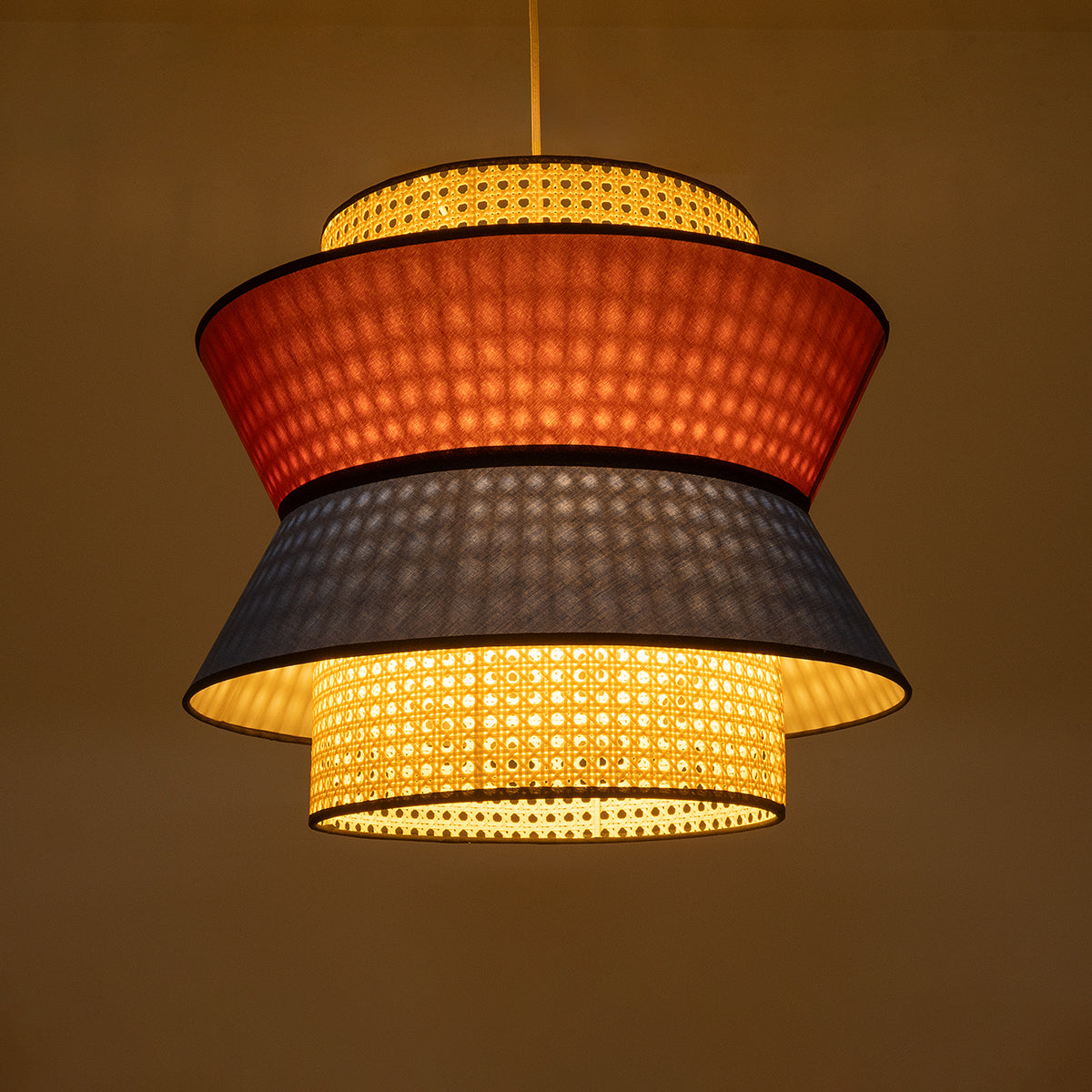 GloboStar® SAIGE 01919 Boho Κρεμαστό Φωτιστικό Οροφής Μονόφωτο 1 x E27 AC220-240V IP20 - Φ50 x Υ43cm - Μπεζ Μπαμπού Πλέγμα με Κόκκινο και Μπλε Υφασμάτινο Καπέλο - 5 Χρόνια Εγγύηση - ledmania.gr
