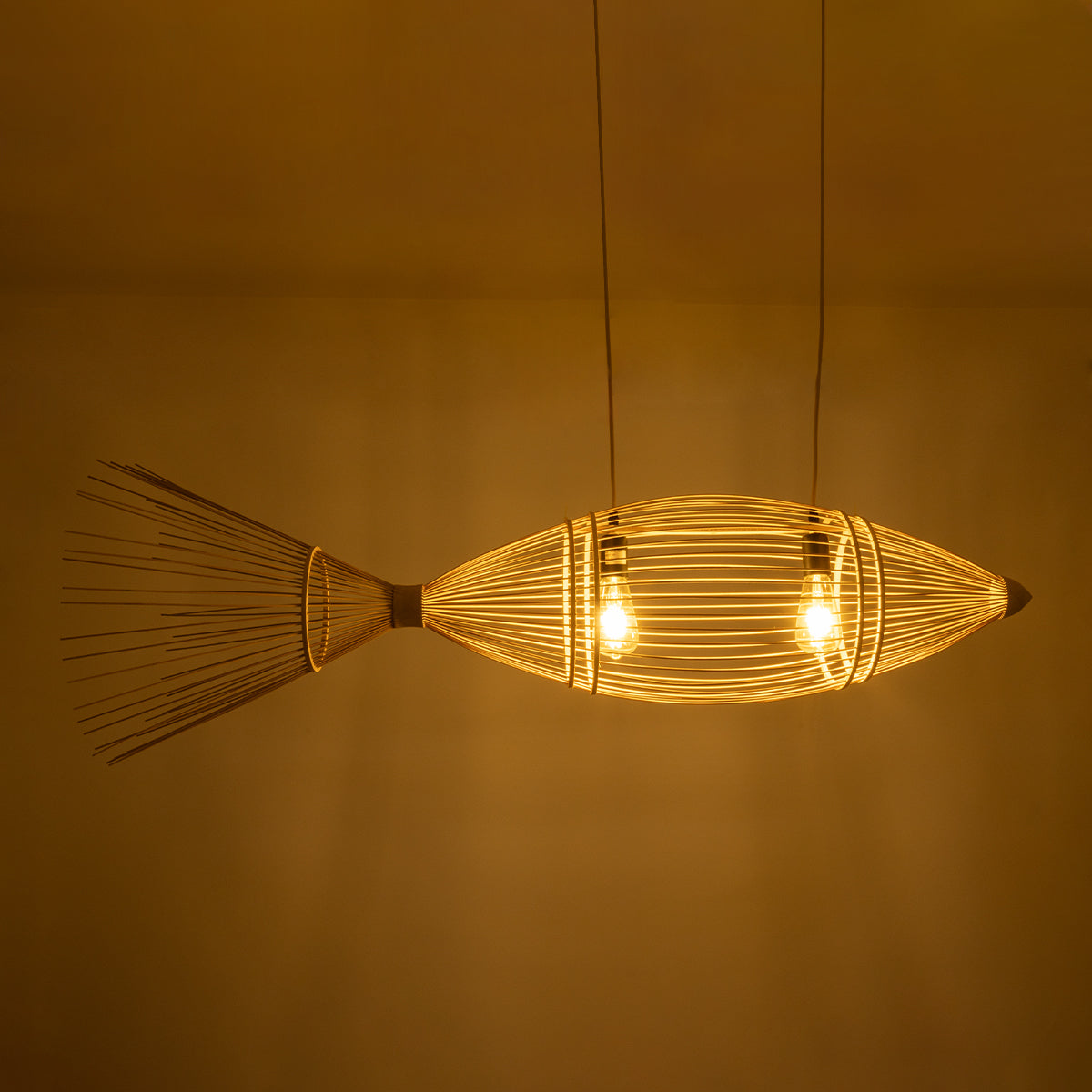 GloboStar® FISH 01927 Μοντέρνο Κρεμαστό Φωτιστικό Οροφής  2 x E27 AC 220-240V IP20 - Μ130 x Π42 x Υ42cm - Μπεζ Ξύλινο Πλέγμα - ledmania.gr