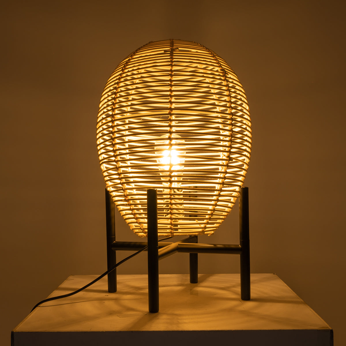 GloboStar® NERINA 02014 Boho Επιτραπέζιο Φωτιστικό Πορτατίφ Μονόφωτο 1 x E27 AC220-240V IP20 - Φ30 x Υ50cm - Μαύρο Μεταλλικό με Μπεζ Ρατάν Καπέλο Πλέγμα - ledmania.gr