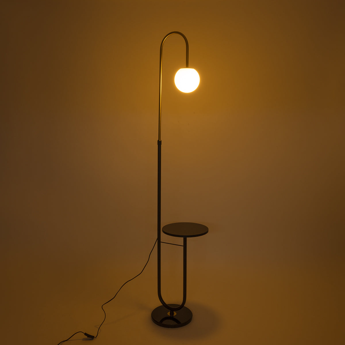 GLOBOSTAR® CORDELIA 02024 Μοντέρνο Επιδαπέδιο Φωτιστικό με Ντουί 1 x E27 AC 220-240V IP20 - Μαύρο & Χρυσό - Μ30 x Π38 x Υ180cm