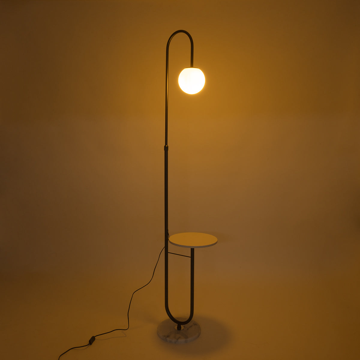 GLOBOSTAR® CORDELIA 02026 Μοντέρνο Επιδαπέδιο Φωτιστικό με Ντουί 1 x E27 AC 220-240V IP20 - Μαύρο & Λευκό - Μ30 x Π38 x Υ180cm