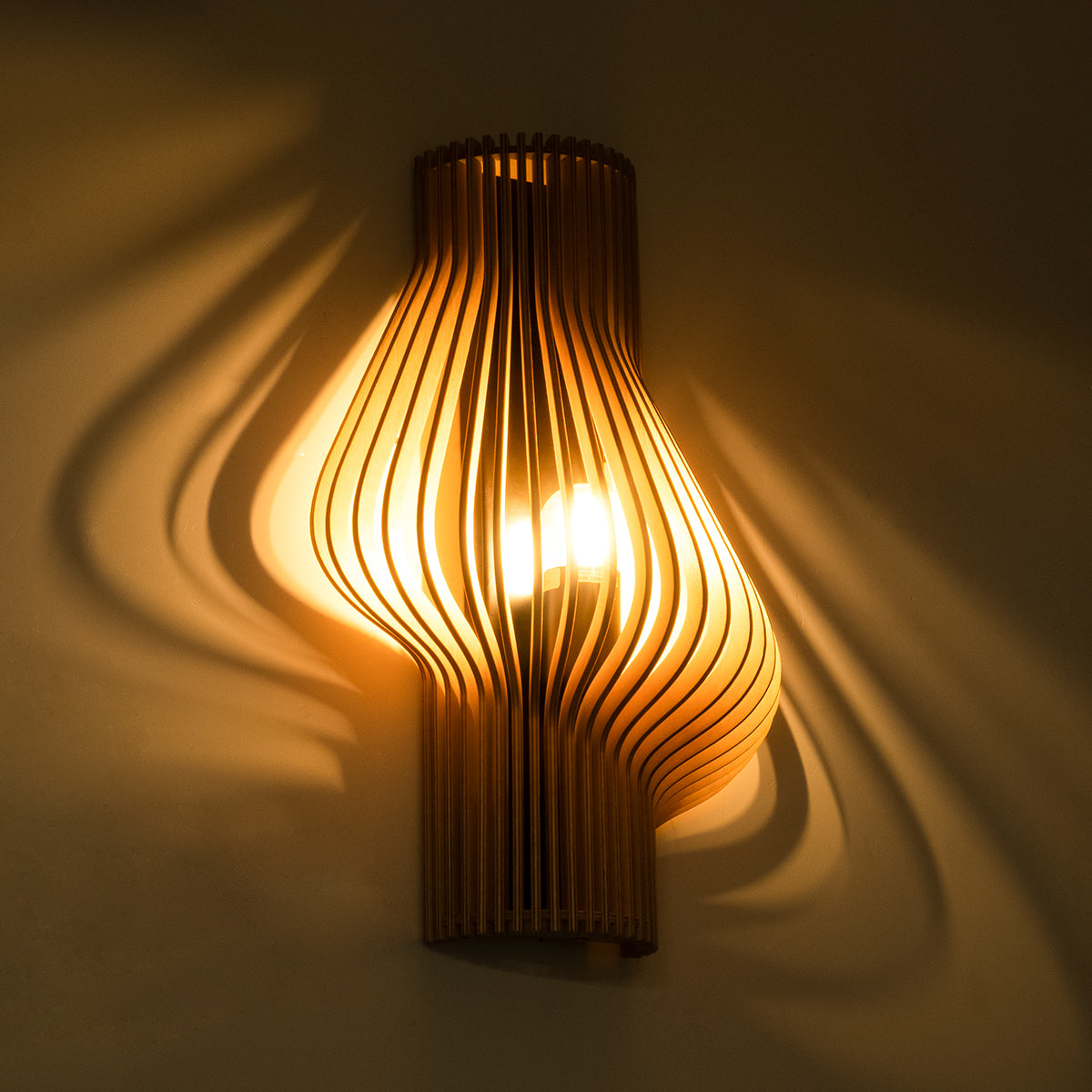 GloboStar® MIHIRO 02174 Boho Φωτιστικό Τοίχου - Απλίκα Μονόφωτο 1 x E27 AC 220-240V IP20 - Μ25 x Π13 x Υ40cm - Καφέ Ξύλινο Πλέγμα - ledmania.gr