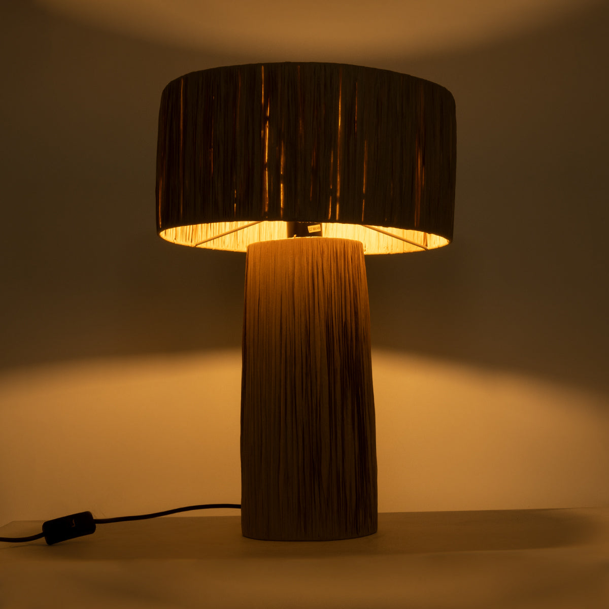 GloboStar® NASSAU 02233 Boho Επιτραπέζιο Φωτιστικό Μονόφωτο 1 x E27 AC220-240V IP20 - Φ37 x Υ55cm - Καφέ Φυσική Ράφια Νήμα Πλέγμα Καμπάνα - ledmania.gr