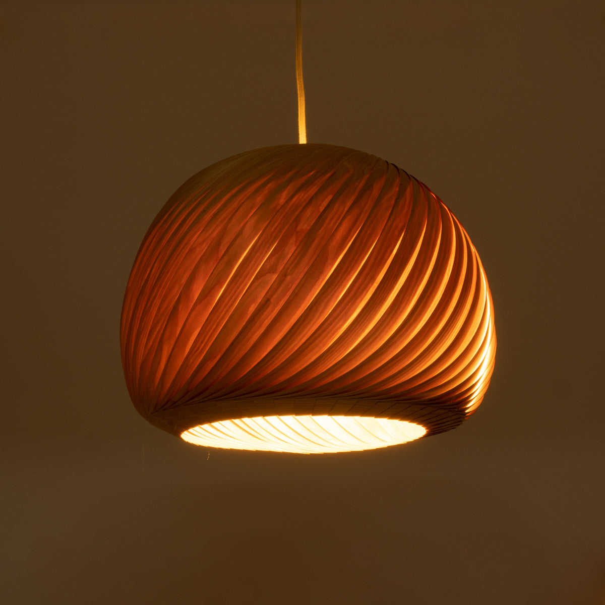 GloboStar® KAILANI 02243 Boho Κρεμαστό Φωτιστικό Οροφής Μονόφωτο 1 x E27 AC220-240V IP20 - Φ40 x Υ30cm - Καφέ Λεπτό Φύλλο Ξύλου Καμπάνα - ledmania.gr