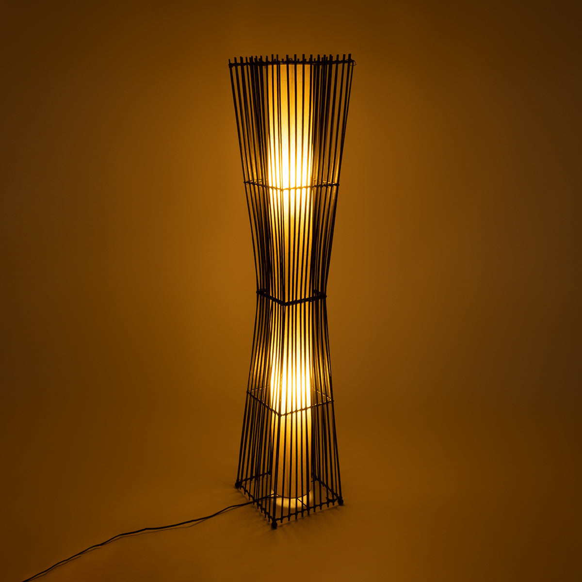 GloboStar® PALMA 02274 Boho Επιδαπέδιο Φωτιστικό Δίφωτο 2 x E27 AC220-240V IP20 - Μ25 x Π25 x Υ140cm - Μαύρο Ξύλινο Μπαμπού Πλέγμα με Μπεζ Ύφασμα - ledmania.gr