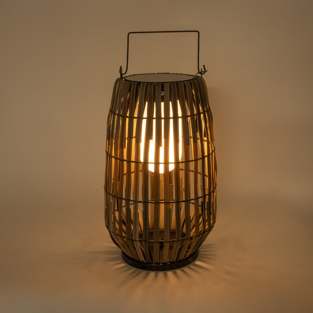 GloboStar® NETLEY 02306 Boho Αυτόνομο Ηλιακό Κρεμαστό/Επιτραπέζιο Φωτιστικό Φαναράκι LED SMD 5W 200lm - Φ30 x Υ50cm - με Ενσωματωμένη Μπαταρία 600mAh - Φωτοβολταϊκό Πάνελ και Αισθητήρα Ημέρας-Νύχτας με Ασύρματο Χειριστήριο IR Γκρι Μπαμπού Αδιάβροχο IP6... - ledmania.gr