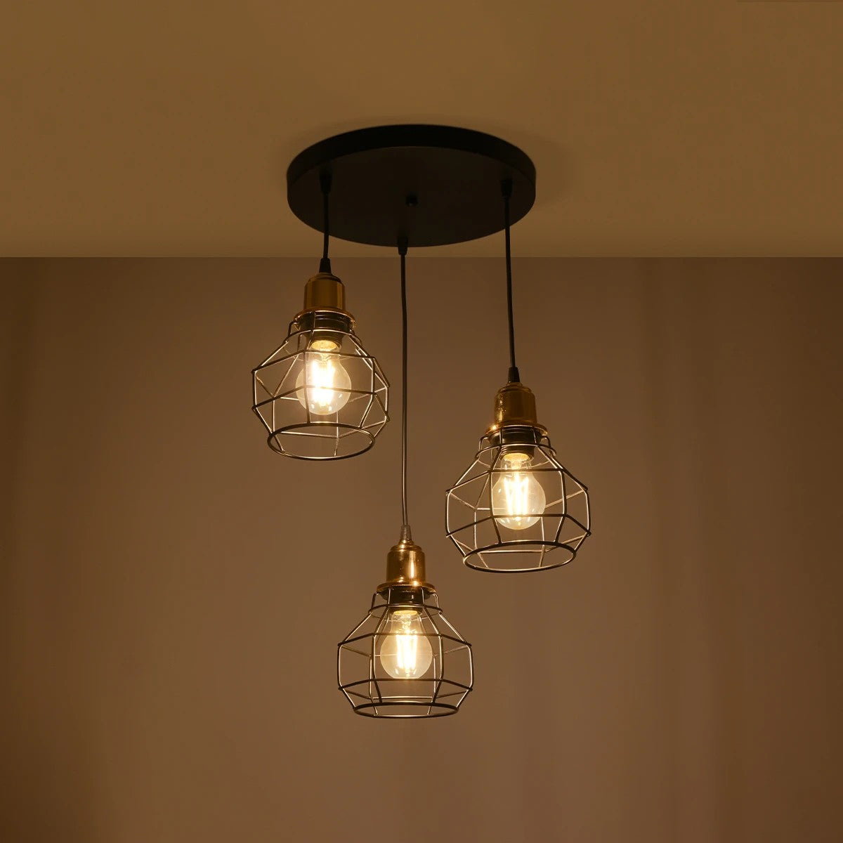 GLOBOSTAR® NOVARAY 201-0083 Vintage Κρεμαστό Φωτιστικό Οροφής με Ντουί 3 x E27 AC 220-240V IP20 - Μαύρο & Χρυσό - Μ40 x Π40 x Υ50cm