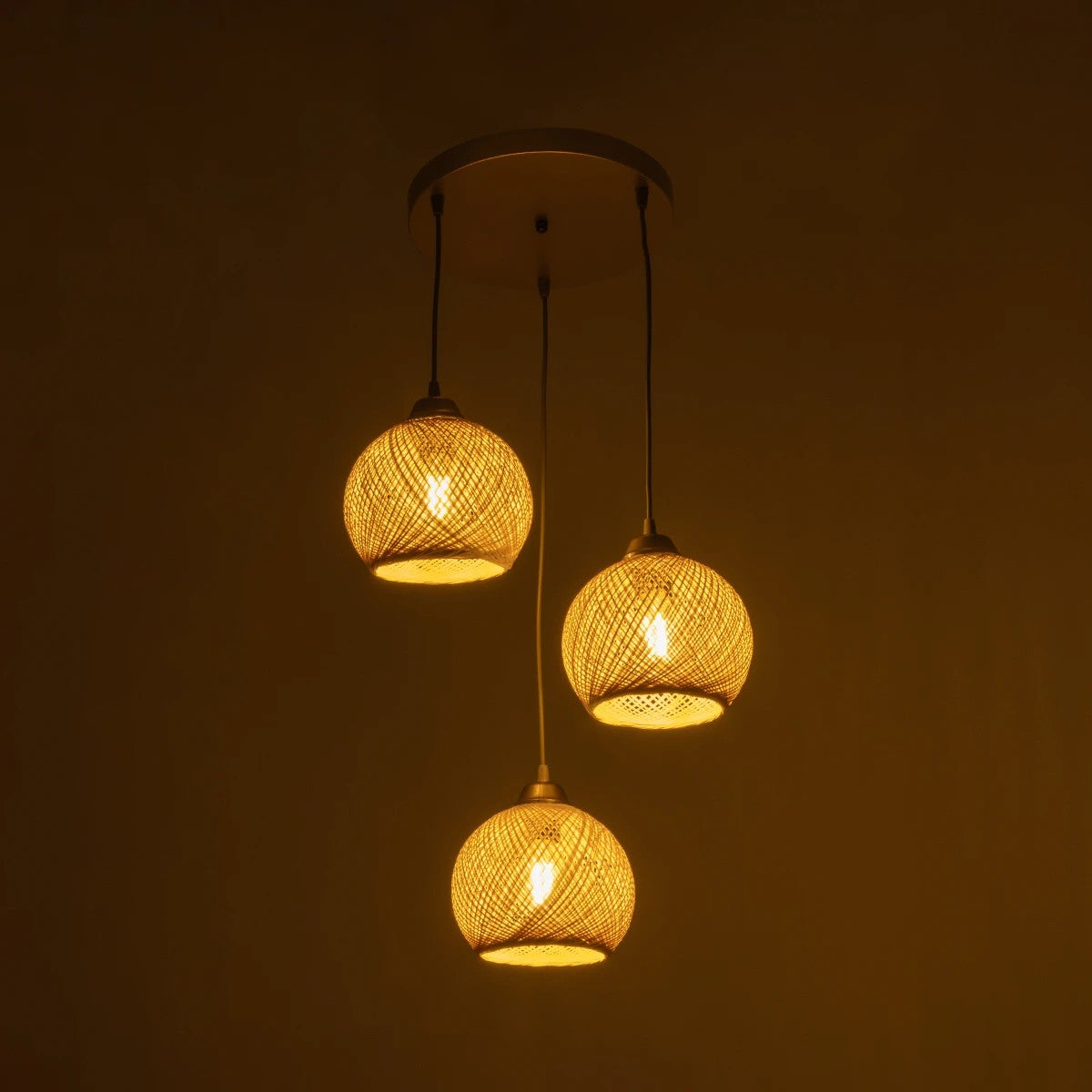 GloboStar® YASAM 203-0024 Vintage Κρεμαστό Φωτιστικό Πλέγμα Τρίφωτο 3 x E27 IP20 Μπεζ Ρατάν - Μ42 x Π42 x Υ54cm - ledmania.gr
