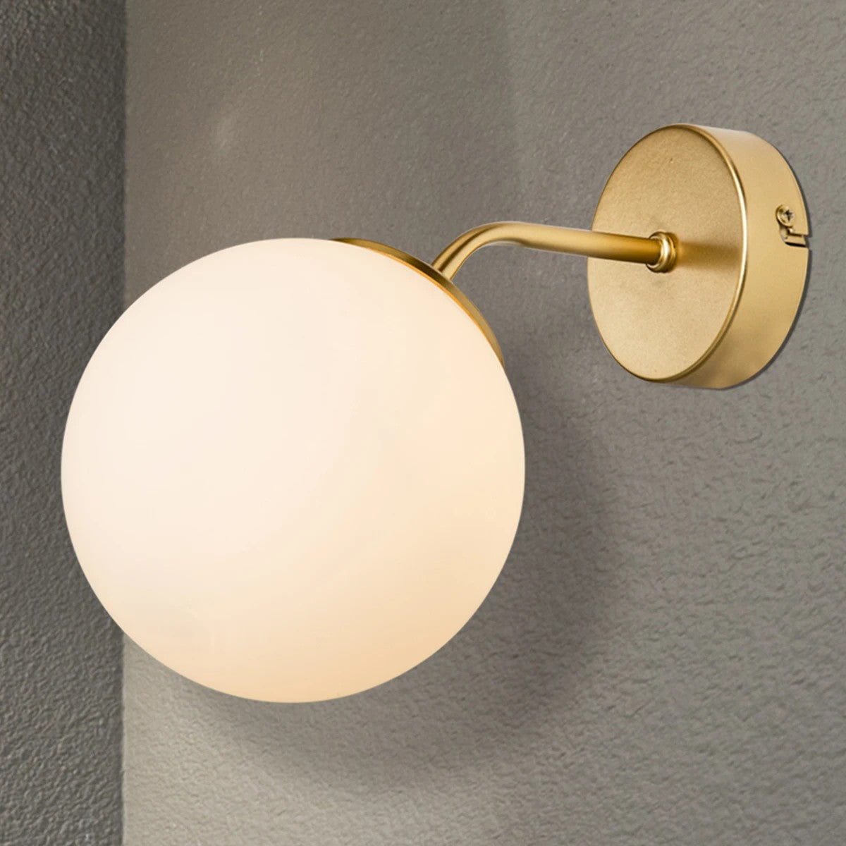 GloboStar® DALPH 203-0033 Vintage Επιτοίχιο Φωτιστικό Απλίκα Μονόφωτο 1 x E27 IP20 Χρυσό Μέταλλο με Λευκό Γυαλί - M15 x Π18 x Υ22.5cm - ledmania.gr
