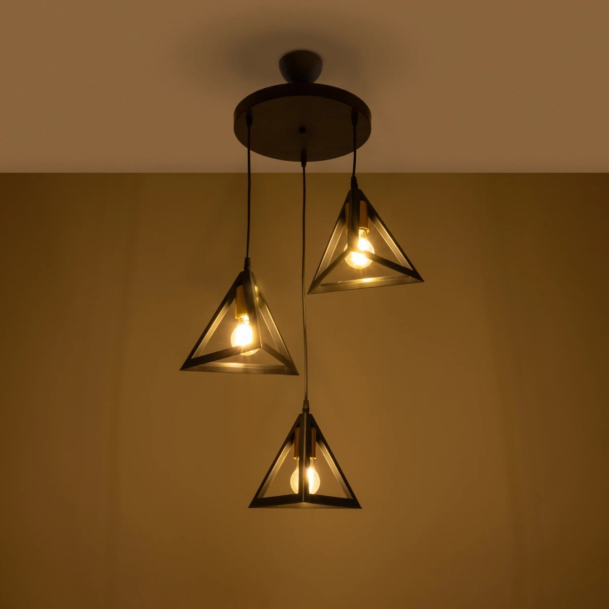 GLOBOSTAR® TRIANGLE 203-0162 Μοντέρνο Κρεμαστό Φωτιστικό Οροφής με Ντουί 3 x E27 AC 220-240V IP20 - Μάυρο & Χάλκινο - Μ67 x Π67 x Υ50cm - ledmania.gr