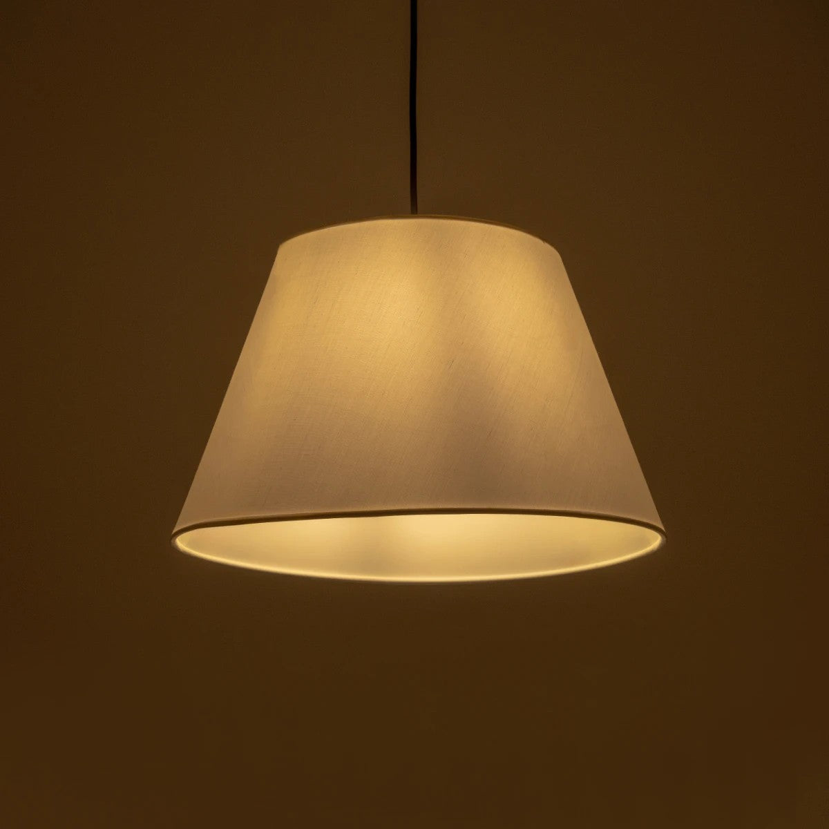 GLOBOSTAR® TRIANGLE 204-0089 Μοντέρνο Κρεμαστό Φωτιστικό Οροφής με Ντουί 1 x E27 AC 220-240V IP20 - Λευκό - Μ35 x Π35 x Υ24cm