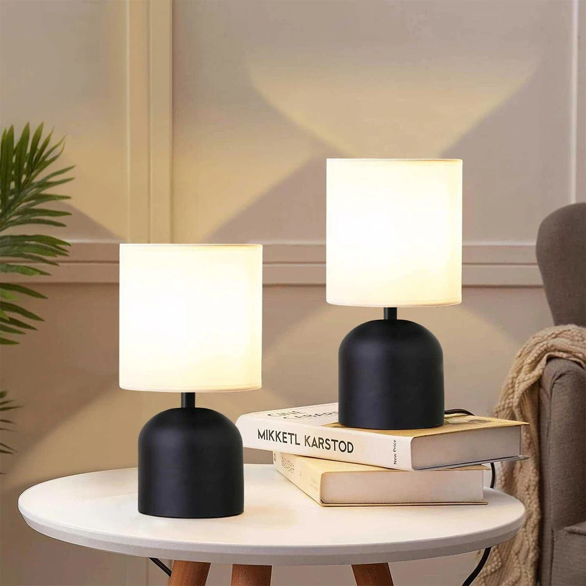 GloboStar® LOREN 204-0138 Μοντέρνο Eπιτραπέζιο Φωτιστικό Μονόφωτο 1 x E27 IP20 Μαύρο Μέταλλο με Μπεζ  Ύφασμα - Μ15 x Π15 x Υ31cm - ledmania.gr