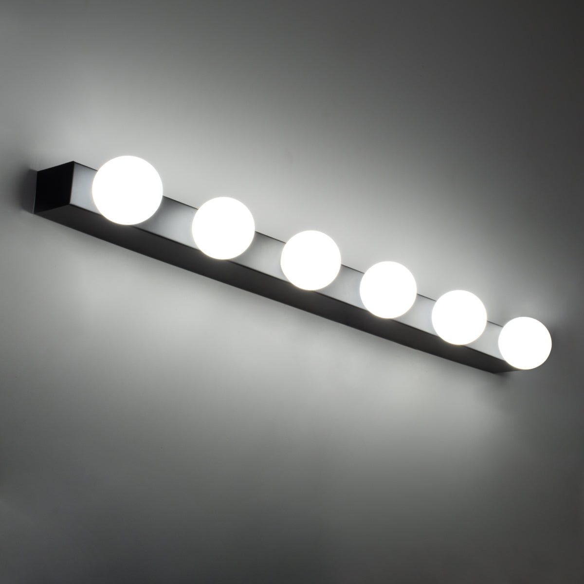 GLOBOSTAR® BELLA 60452 Μοντέρνο Φωτιστικό Τοίχου - Απλίκα Καθρέπτη Μπάνιου LED 18W 2052lm 300° AC 220-240V IP44 Φυσικό Λευκό 4500K - Bridgelux COB Chip & TÜV SÜD Driver - Μαύρο Ματ & Λευκό - Μ70 x Π11 x Υ6cm - 3 Χρόνια Εγγύηση - ledmania.gr