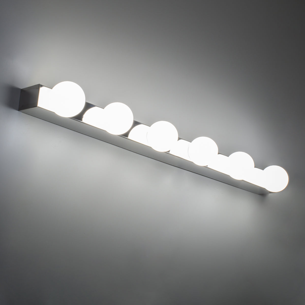 GLOBOSTAR® BELLA 60453 Μοντέρνο Φωτιστικό Τοίχου - Απλίκα Καθρέπτη Μπάνιου LED 18W 2052lm 300° AC 220-240V IP44 Φυσικό Λευκό 4500K - Bridgelux COB Chip & TÜV SÜD Driver - Ασημί & Λευκό - Μ70 x Π11 x Υ6cm - 3 Χρόνια Εγγύηση - ledmania.gr