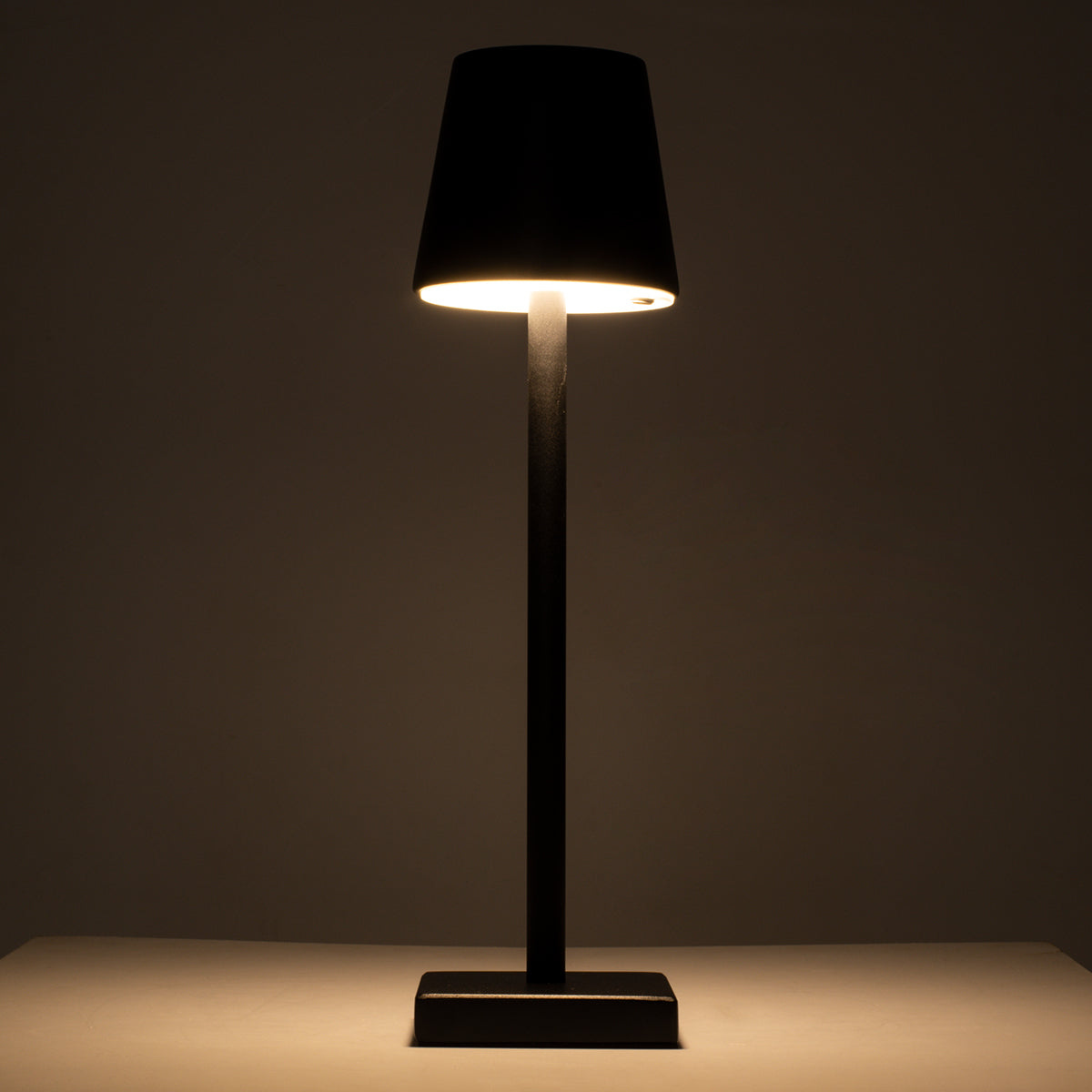 GloboStar® NEGA 60473 Μοντέρνο Επιτραπέζιο Φωτιστικό Πορτατίφ LED 2.2W 154lm 360° DC 5V Επαναφορτιζόμενο με Μπαταρία Li-ion 4000mAh - Διακόπτη Αφής - Θερμό Λευκό 2700K - Dimmable - D10 x H39cm - Μαύρο - 2 Years Warranty - ledmania.gr