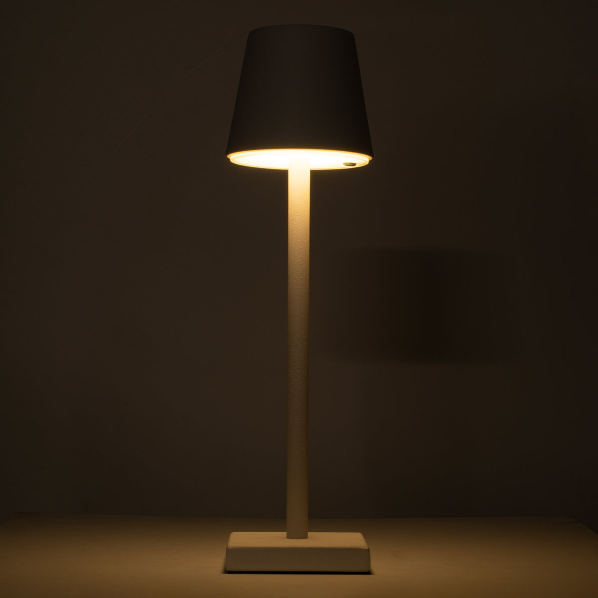 GloboStar® NEGA 60474 Μοντέρνο Επιτραπέζιο Φωτιστικό Πορτατίφ LED 2.2W 154lm 360° DC 5V Επαναφορτιζόμενο με Μπαταρία Li-ion 4000mAh - Διακόπτη Αφής - Θερμό Λευκό 2700K - Dimmable - D10 x H39cm - Λευκό - 2 Years Warranty - ledmania.gr