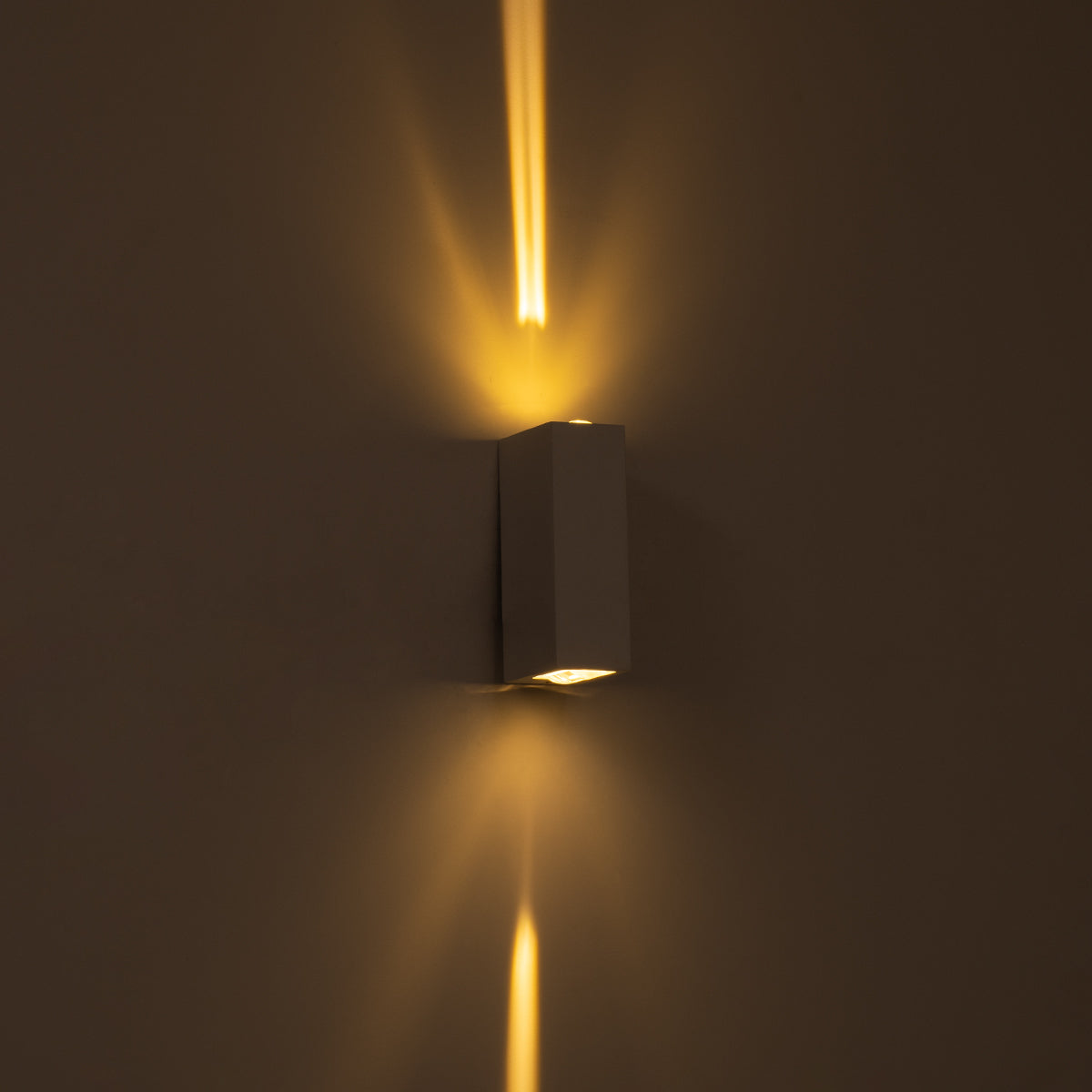 GLOBOSTAR® LINOR 60527 Μοντέρνο Φωτιστικό Τοίχου - Απλίκα LED 10W 1000lm 10° AC 220-240V Αδιάβροχο IP65 Θερμό Λευκό 2700K - Bridgelux COB Chip & TÜV SÜD Driver - Λευκό Ματ - Μ12.5 x Π6 x Υ4cm - 5 Χρόνια Εγγύηση - ledmania.gr