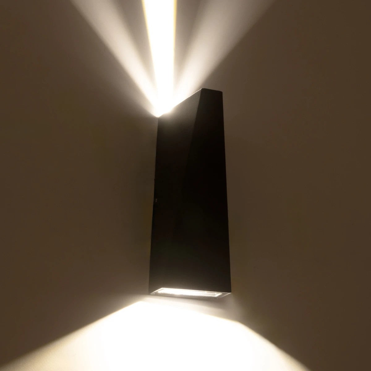 GloboStar® TRIANDE 60556 Φωτιστικό Τοίχου - Απλίκα Αρχιτεκτονικού Φωτισμού Εσωτερικού/Εξωτερικού Χώρου Up & Down LED 10W 1200lm 5° & 60° AC 220-240V IP65 Μ8.5 x Π8.5 x Υ20cm - Φυσικό Λευκό 4500K - Μαύρο Αλουμίνιο - Bridgelux Chip - 3 Χρόνια Εγγύηση - ledmania.gr