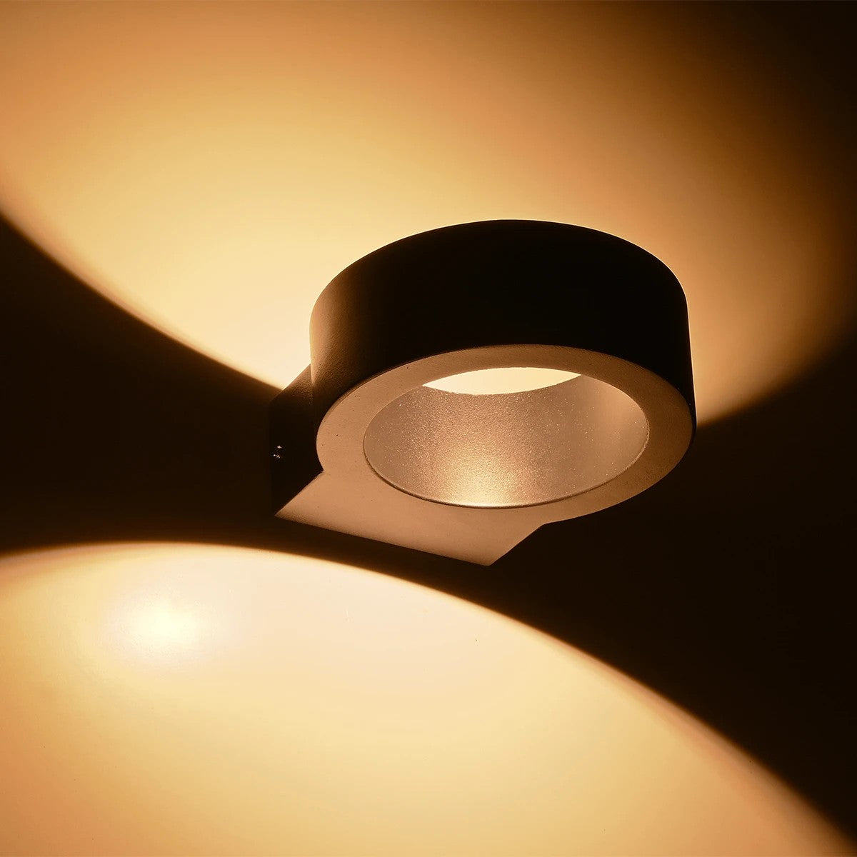 kelvo® AURA KLV-101-0113 Μοντέρνο Φωτιστικό Τοίχου - Απλίκα LED 7W 875lm 45° AC 220-240V Αδιάβροχο IP65 Θερμό Λευκό 2700K - Bridgelux COB Chip & TÜV SÜD Driver - Μαύρο Ματ - Μ15 x Π13 x Υ4.5cm - 5 Χρόνια Εγγύηση - ledmania.gr