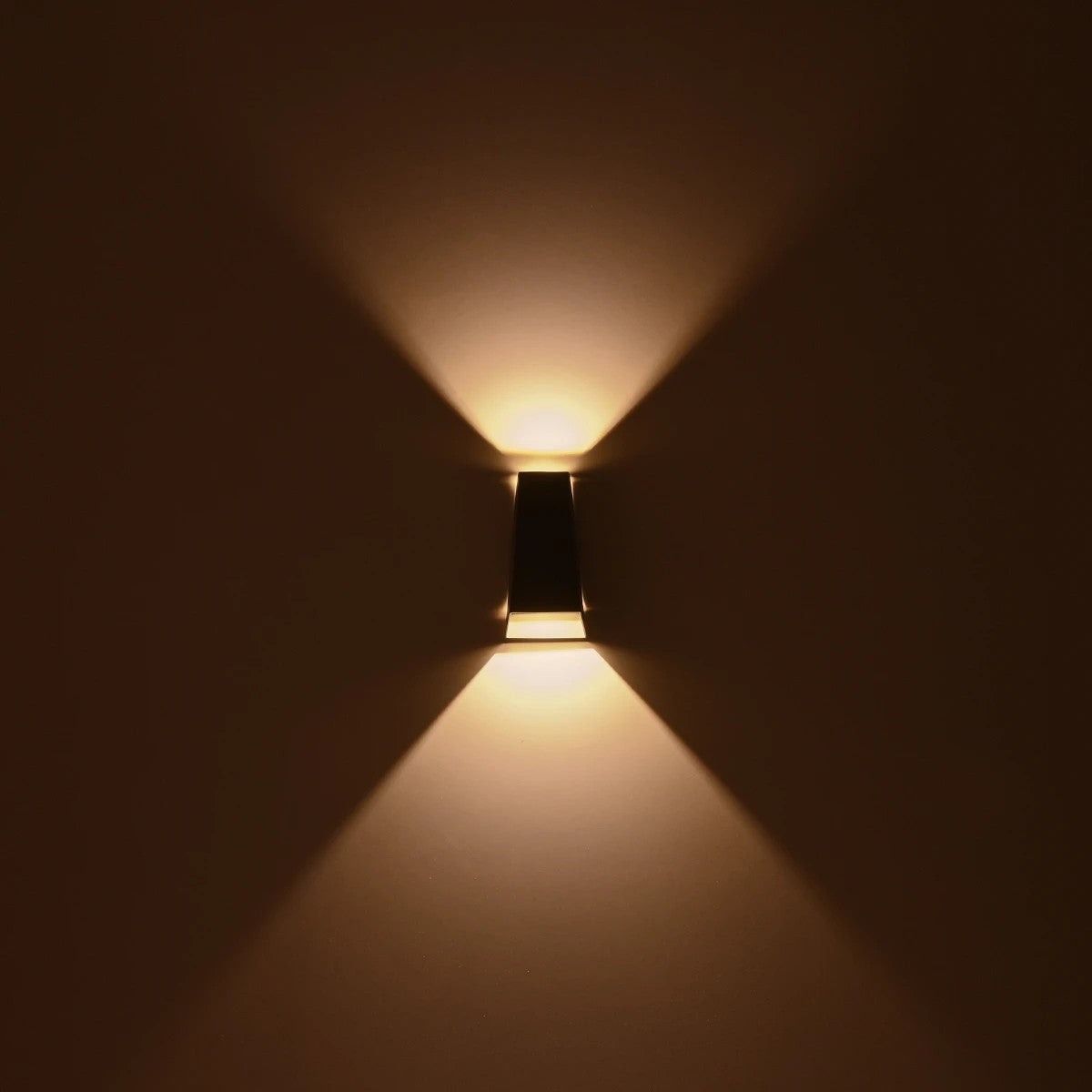 kelvo® FLUX KLV-101-0120 Μοντέρνο Φωτιστικό Τοίχου - Απλίκα LED 6W 750lm 30° AC 220-240V Αδιάβροχο IP65 Θερμό Λευκό 2700K - Bridgelux COB Chip & TÜV SÜD Driver - Γκρι Ανθρακί Ματ - Μ5 x Π8.5 x Υ17cm - 5 Χρόνια Εγγύηση - ledmania.gr
