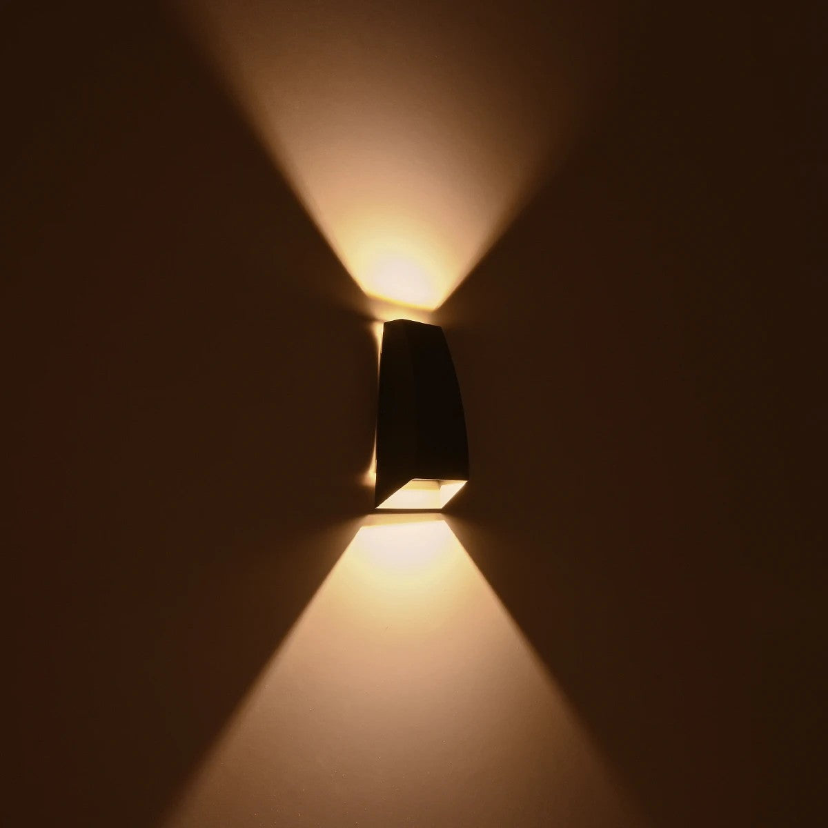 kelvo® FLUX KLV-101-0120 Μοντέρνο Φωτιστικό Τοίχου - Απλίκα LED 6W 750lm 30° AC 220-240V Αδιάβροχο IP65 Θερμό Λευκό 2700K - Bridgelux COB Chip & TÜV SÜD Driver - Γκρι Ανθρακί Ματ - Μ5 x Π8.5 x Υ17cm - 5 Χρόνια Εγγύηση - ledmania.gr