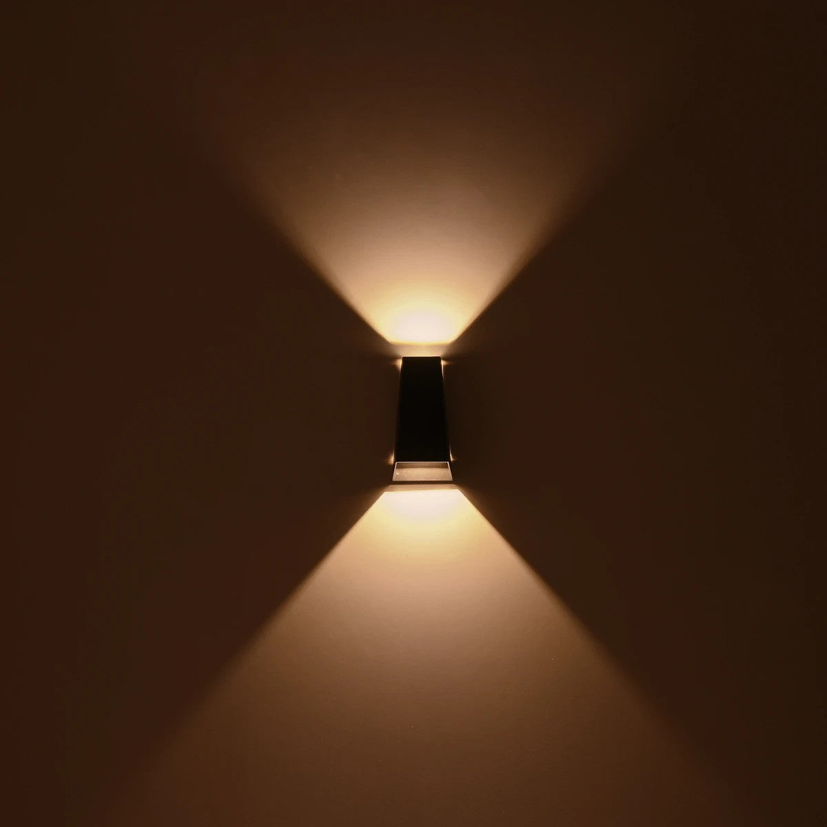 kelvo® FLUX KLV-101-0119 Μοντέρνο Φωτιστικό Τοίχου - Απλίκα LED 6W 750lm 30° AC 220-240V Αδιάβροχο IP65 Θερμό Λευκό 2700K - Bridgelux COB Chip & TÜV SÜD Driver - Μαύρο Ματ - Μ5 x Π8.5 x Υ17cm - 5 Χρόνια Εγγύηση - ledmania.gr