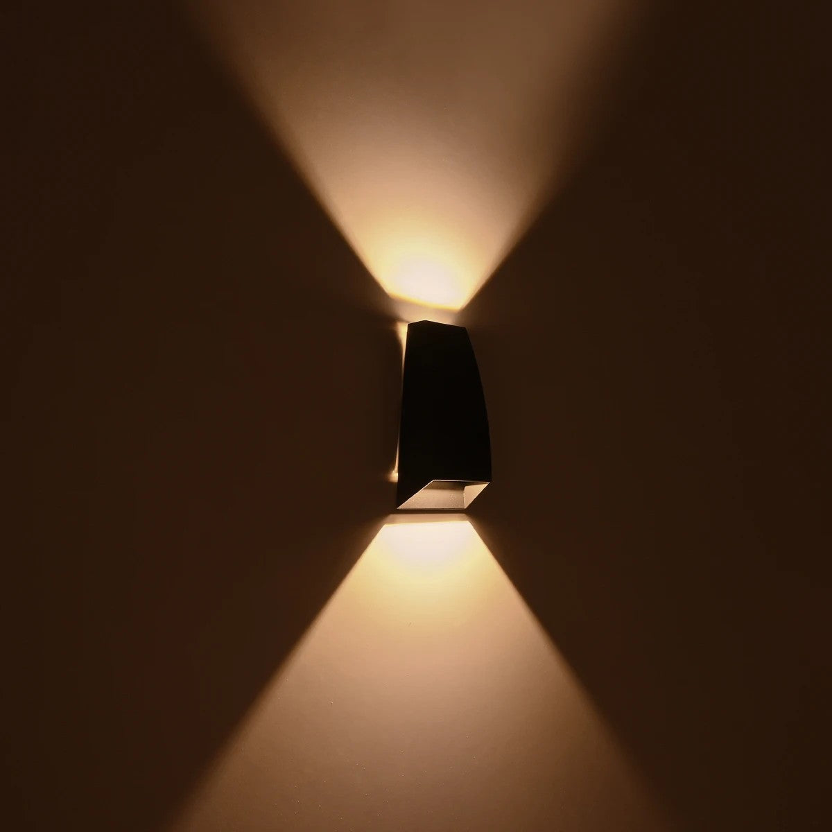 kelvo® FLUX KLV-101-0119 Μοντέρνο Φωτιστικό Τοίχου - Απλίκα LED 6W 750lm 30° AC 220-240V Αδιάβροχο IP65 Θερμό Λευκό 2700K - Bridgelux COB Chip & TÜV SÜD Driver - Μαύρο Ματ - Μ5 x Π8.5 x Υ17cm - 5 Χρόνια Εγγύηση - ledmania.gr