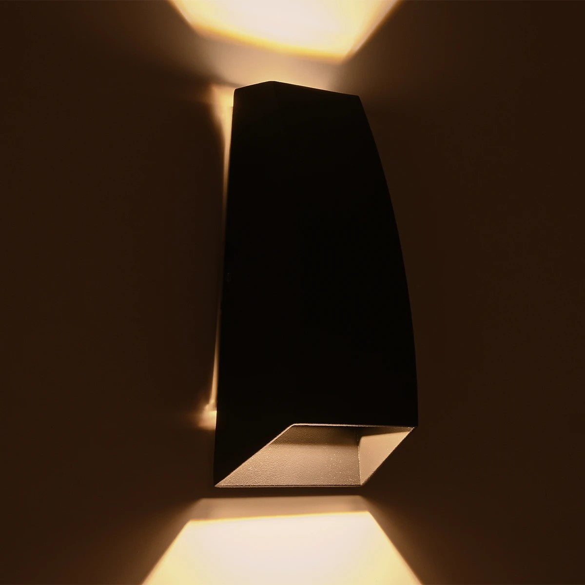 kelvo® FLUX KLV-101-0119 Μοντέρνο Φωτιστικό Τοίχου - Απλίκα LED 6W 750lm 30° AC 220-240V Αδιάβροχο IP65 Θερμό Λευκό 2700K - Bridgelux COB Chip & TÜV SÜD Driver - Μαύρο Ματ - Μ5 x Π8.5 x Υ17cm - 5 Χρόνια Εγγύηση - ledmania.gr