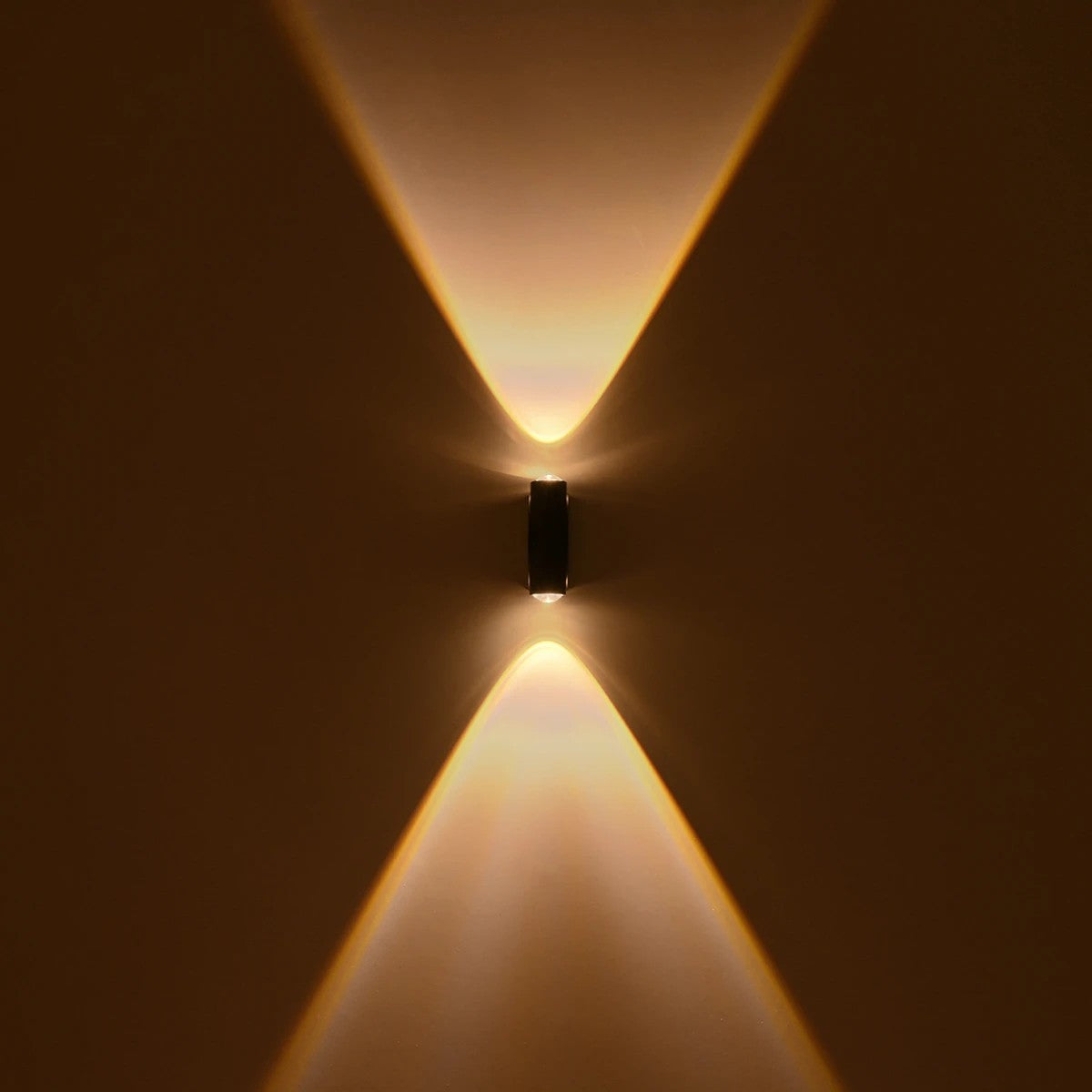 GLOBOSTAR® ARC 60679 Μοντέρνο Φωτιστικό Τοίχου - Απλίκα LED 4W 500lm 30° AC 220-240V Αδιάβροχο IP65 Θερμό Λευκό 2700K - CREE XPE Chip & TÜV SÜD Driver - Μαύρο Ματ - Μ3.5 x Π4.8 x Υ11.5cm - 5 Χρόνια Εγγύηση - ledmania.gr