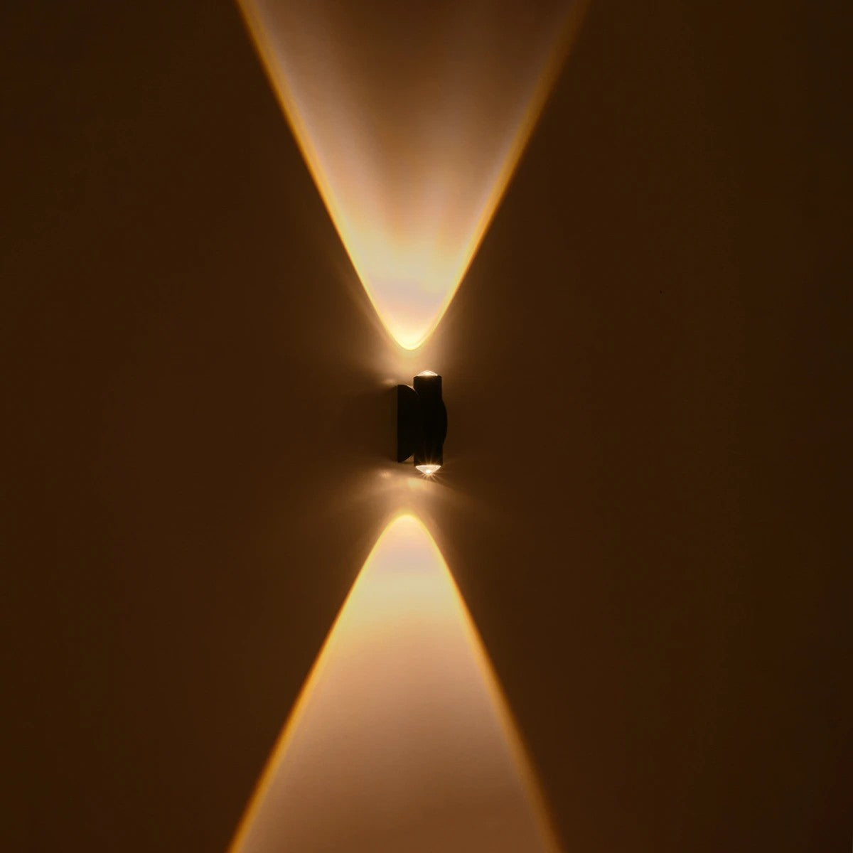 GLOBOSTAR® ARC 60679 Μοντέρνο Φωτιστικό Τοίχου - Απλίκα LED 4W 500lm 30° AC 220-240V Αδιάβροχο IP65 Θερμό Λευκό 2700K - CREE XPE Chip & TÜV SÜD Driver - Μαύρο Ματ - Μ3.5 x Π4.8 x Υ11.5cm - 5 Χρόνια Εγγύηση - ledmania.gr