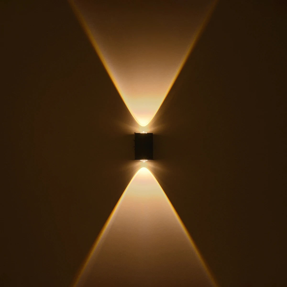 GLOBOSTAR® HIKARI 60685 Μοντέρνο Φωτιστικό Τοίχου - Απλίκα LED 4W 500lm 30° AC 220-240V Αδιάβροχο IP65 Θερμό Λευκό 2700K - CREE XPE Chip & TÜV SÜD Driver - Μαύρο Ματ - Μ6 x Π4 x Υ10.5cm - 5 Χρόνια Εγγύηση - ledmania.gr