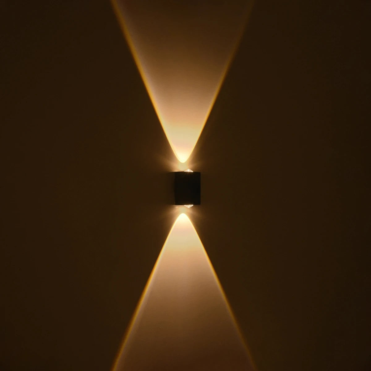 GLOBOSTAR® HIKARI 60685 Μοντέρνο Φωτιστικό Τοίχου - Απλίκα LED 4W 500lm 30° AC 220-240V Αδιάβροχο IP65 Θερμό Λευκό 2700K - CREE XPE Chip & TÜV SÜD Driver - Μαύρο Ματ - Μ6 x Π4 x Υ10.5cm - 5 Χρόνια Εγγύηση - ledmania.gr