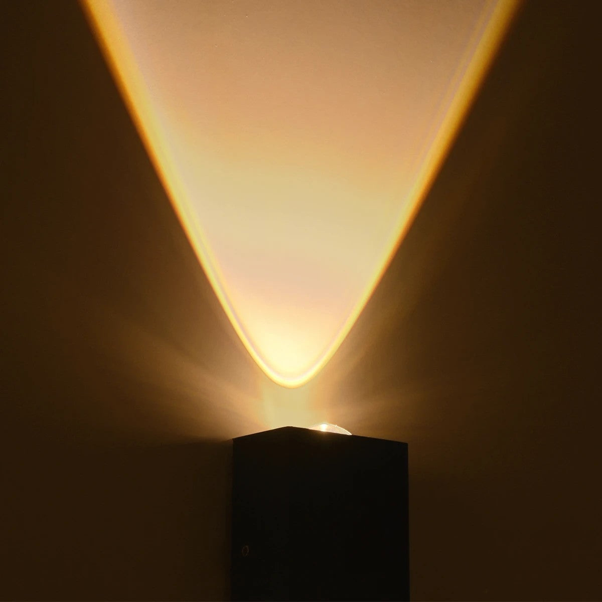 GLOBOSTAR® HIKARI 60685 Μοντέρνο Φωτιστικό Τοίχου - Απλίκα LED 4W 500lm 30° AC 220-240V Αδιάβροχο IP65 Θερμό Λευκό 2700K - CREE XPE Chip & TÜV SÜD Driver - Μαύρο Ματ - Μ6 x Π4 x Υ10.5cm - 5 Χρόνια Εγγύηση - ledmania.gr