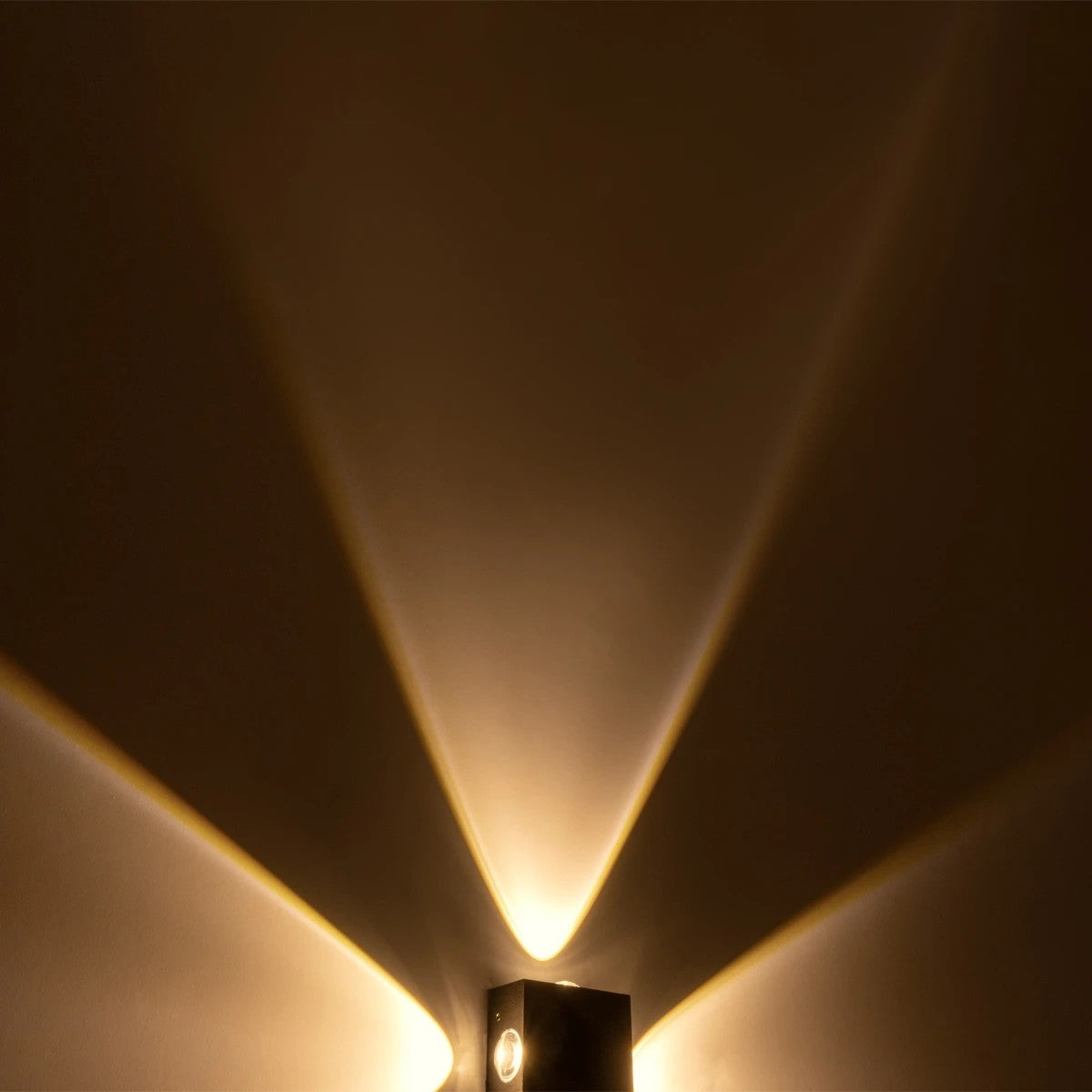 GLOBOSTAR® HIKARI 60686 Μοντέρνο Φωτιστικό Τοίχου - Απλίκα LED 8W 1000lm 30° AC 220-240V Αδιάβροχο IP65 Θερμό Λευκό 2700K - CREE XPE Chip & TÜV SÜD Driver - Μαύρο Ματ - Μ9 x Π4 x Υ9cm - 5 Χρόνια Εγγύηση - ledmania.gr