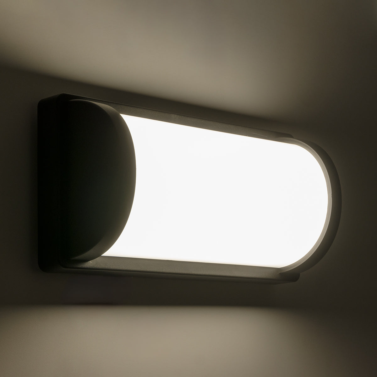 GLOBOSTAR® CELESTIAL 60696 Φωτιστικό Τοίχου - Απλίκα Εσωτερικού/Εξωτερικού Χώρου LED 15W 1575lm 120° AC175-265V Αδιάβροχο IP65 - Πλαστικό Σώμα - Φυσικό λευκό 4500K - Μ26 x Π9 x Υ13.5cm - Μαύρο - Bridgelux Chip - 3 Χρόνια Εγγύηση - ledmania.gr
