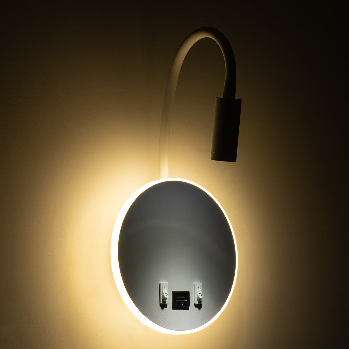 GloboStar® GOOSE 60881 Μοντέρνο Φωτιστικό Τοίχου - Απλίκα Ξενοδοχείου Bed Side LED 6W 600lm 36° & 360° AC 220-240V - Reading Light & 360° Κρυφός Φωτισμός - Φορτιστής USB 3A - Μ15.5 x Π15 x Υ30.5cm - Φυσικό Λευκό 4500K - Λευκό - ledmania.gr