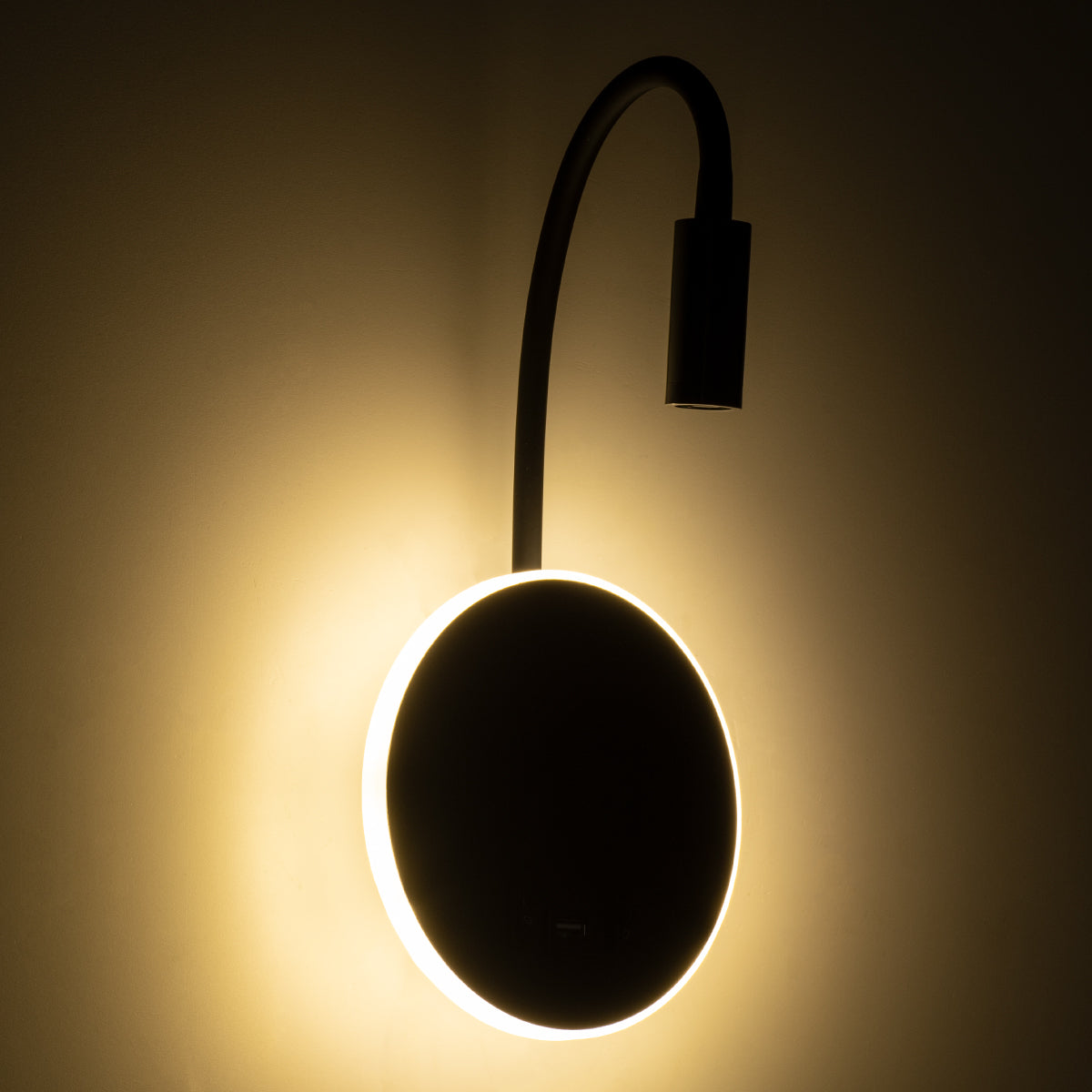 GloboStar® GOOSE 60883 Μοντέρνο Φωτιστικό Τοίχου - Απλίκα Ξενοδοχείου Bed Side LED 6W 600lm 36° & 360° AC 220-240V - Reading Light & 360° Κρυφός Φωτισμός - Φορτιστής USB 3A - Μ15.5 x Π15 x Υ30.5cm - Φυσικό Λευκό 4500K - Μαύρο - ledmania.gr