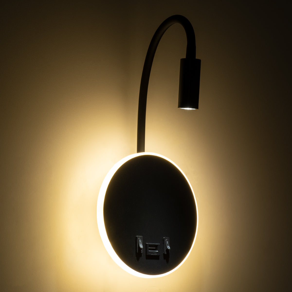 GloboStar® GOOSE 60883 Μοντέρνο Φωτιστικό Τοίχου - Απλίκα Ξενοδοχείου Bed Side LED 6W 600lm 36° & 360° AC 220-240V - Reading Light & 360° Κρυφός Φωτισμός - Φορτιστής USB 3A - Μ15.5 x Π15 x Υ30.5cm - Φυσικό Λευκό 4500K - Μαύρο - ledmania.gr