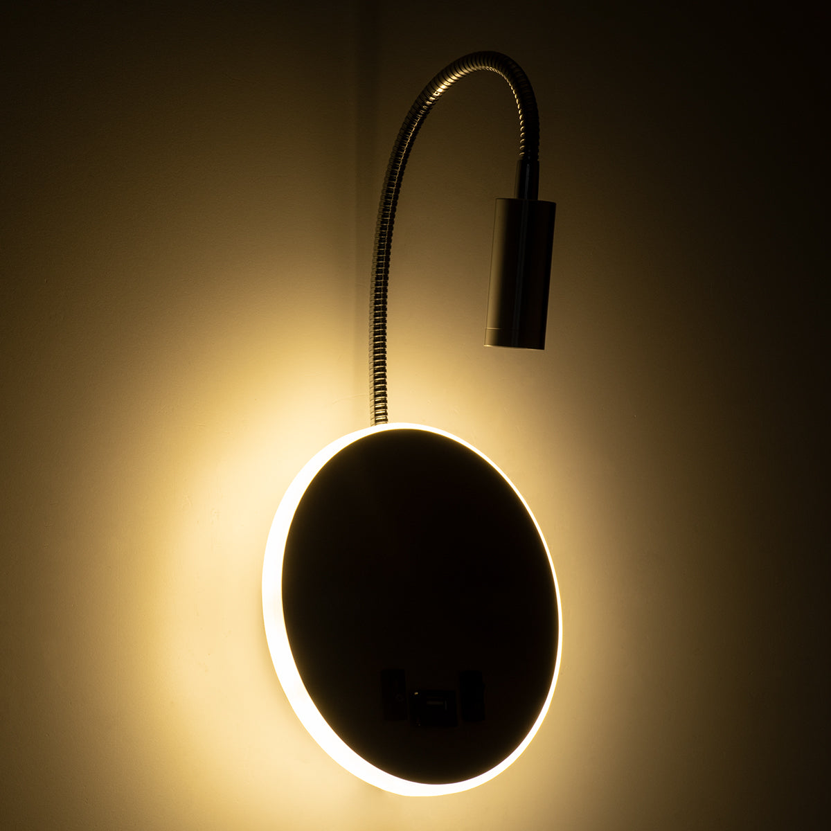 GLOBOSTAR® GOOSE 60884 Μοντέρνο Φωτιστικό Τοίχου - Απλίκα Ξενοδοχείου Reading Light με Φορτιστή USB 3A LED 6W 600lm 36° & 360° AC 220-240V IP20 Φυσικό Λευκό 4500K - CREE XPE & Lumileds SMD Chip & TÜV SÜD Driver - Νίκελ Βούρτσας - Μ15.5 x Π15 x Υ30.5cm ...