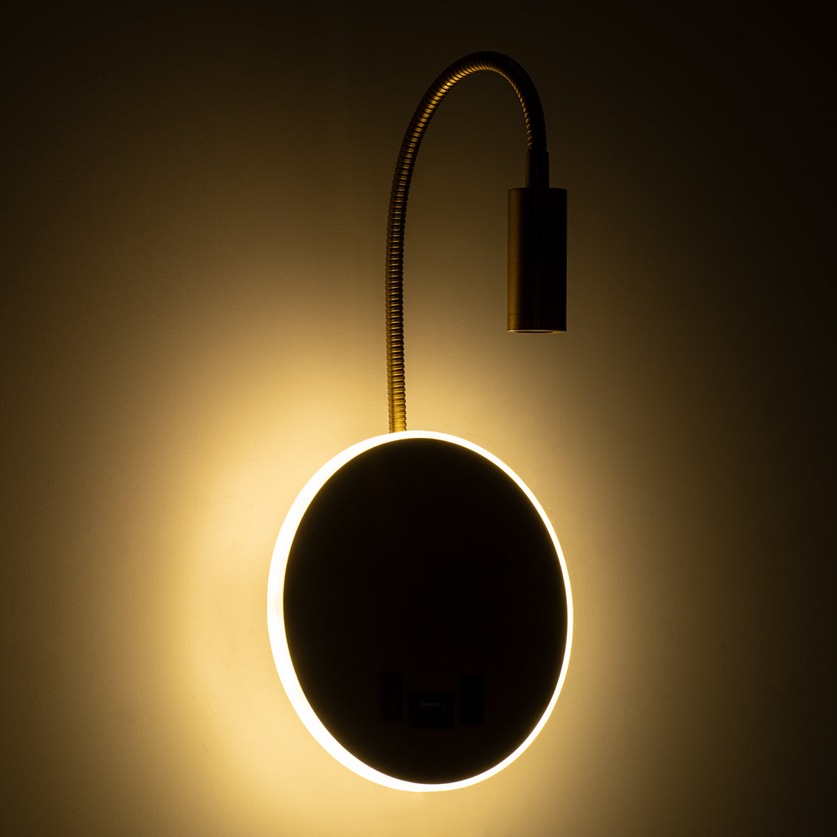 GloboStar® GOOSE 60885 Μοντέρνο Φωτιστικό Τοίχου - Απλίκα Ξενοδοχείου Bed Side LED 6W 600lm 36° & 360° AC 220-240V - Reading Light & 360° Κρυφός Φωτισμός - Φορτιστής USB 3A - Μ15.5 x Π15 x Υ30.5cm - Φυσικό Λευκό 4500K - Χρυσό Βούρτσας - ledmania.gr