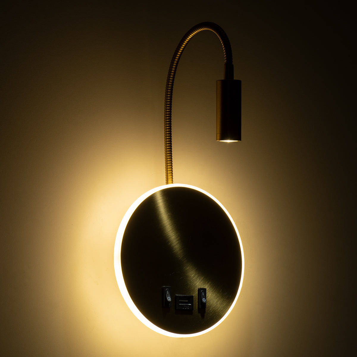 GloboStar® GOOSE 60885 Μοντέρνο Φωτιστικό Τοίχου - Απλίκα Ξενοδοχείου Bed Side LED 6W 600lm 36° & 360° AC 220-240V - Reading Light & 360° Κρυφός Φωτισμός - Φορτιστής USB 3A - Μ15.5 x Π15 x Υ30.5cm - Φυσικό Λευκό 4500K - Χρυσό Βούρτσας - ledmania.gr