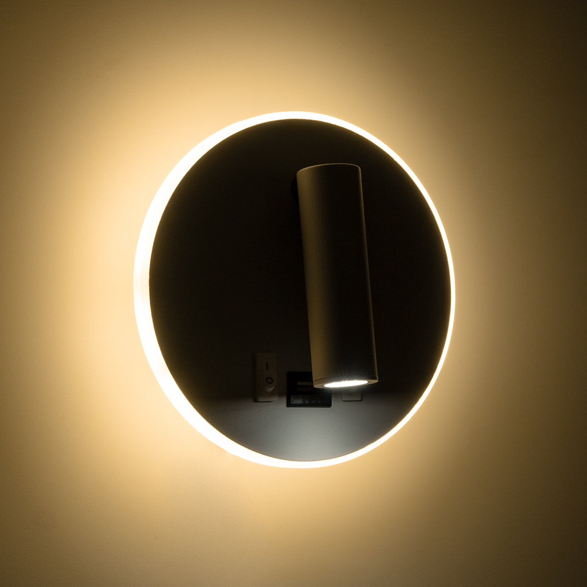 GloboStar® LADY-R 60939 Μοντέρνο Φωτιστικό Τοίχου - Απλίκα Ξενοδοχείου Bed Side LED 6W 600lm 36° & 360° AC 220-240V - Reading Light & Κρυφός Φωτισμός - Φορτιστής USB 3A - Φ15 x Υ7cm - Φυσικό Λευκό 4500K - Λευκό - 3 Χρόνια Εγγύηση - ledmania.gr