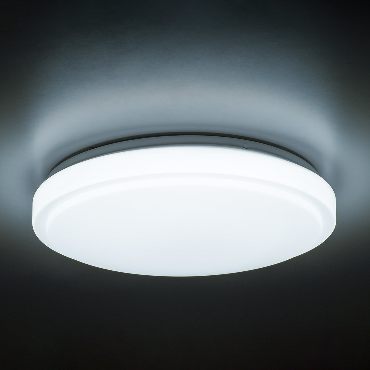 GloboStar® EMERGANO 60992 Πλαφονιέρα Οροφής LED 30W 3000lm 120° AC 220-240V με Ενσωματωμένο Σύστημα Emergency Li-ion 3450mAh/12.8Wh με Αυτονομία έως 3hrs - Αδιάβροχη IP54 Φ38 x Υ5.3cm Ψυχρό Λευκό 6000K - Λευκό - Bridgelux Chips - 3 Years Warranty - ledmania.gr